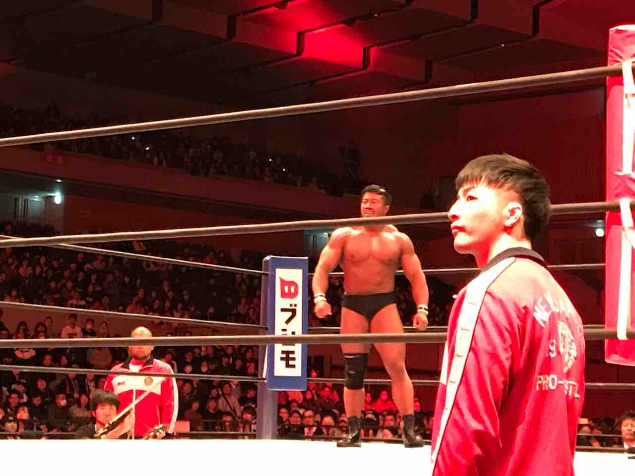 新日本プロレス 最前列レスラー近過ぎでヤバい 棚橋弘至 膝 壊される マルヨシふとん店 店長ブログ 空手教師もやってます