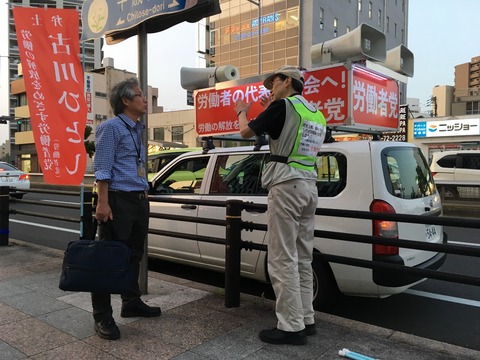 20190605夕方、取材の記者と話す古川候補（尾張一宮駅前で）