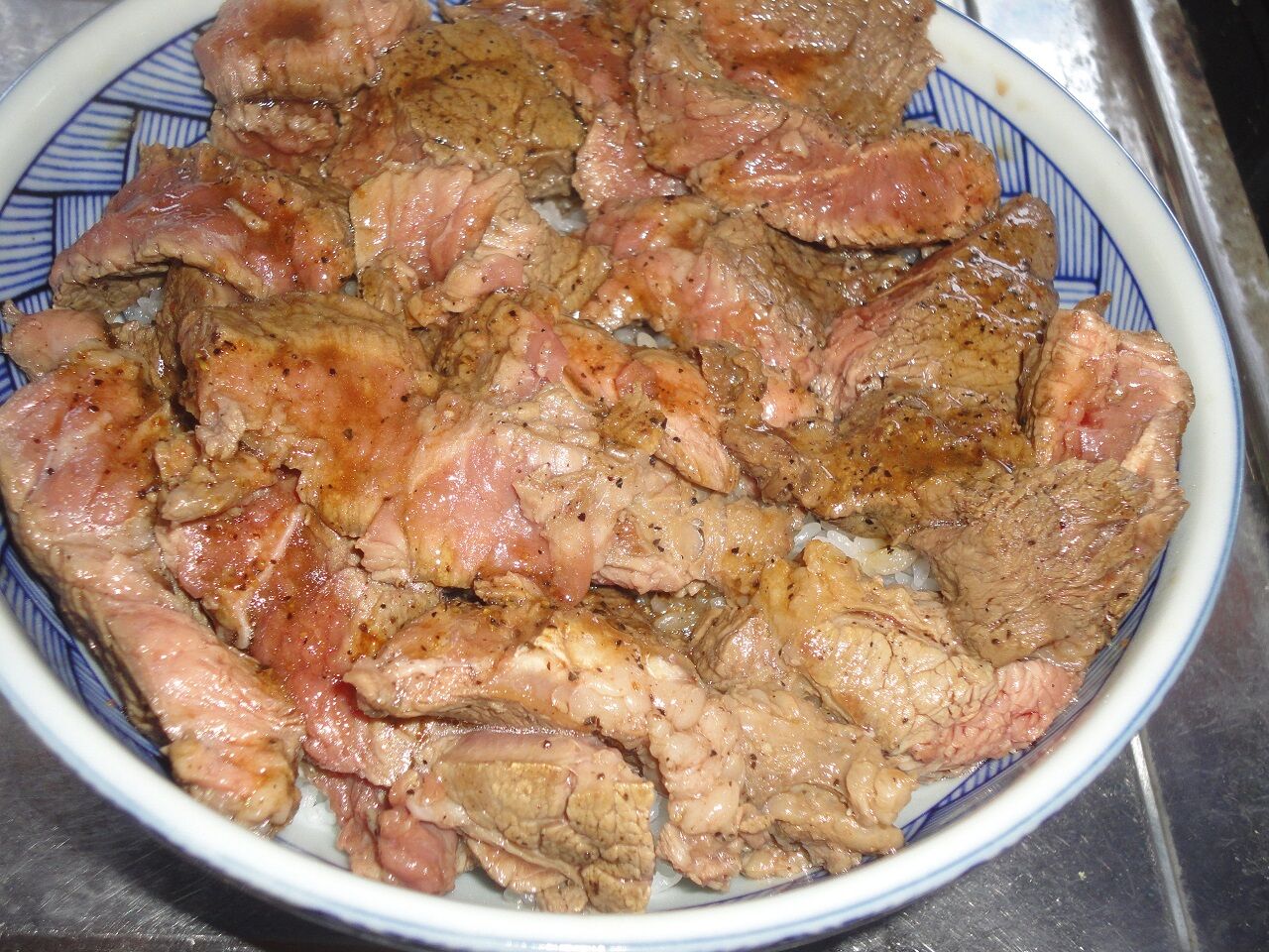 ステーキ丼バター醤油味 まずい なんじゃこの肉は マサ料理 耽溺 マサ青木の美食とクルマ ステーキ丼バター醤油味 まずい なんじゃこの肉は マサ料理 耽溺 マサ青木の美食とクルマ