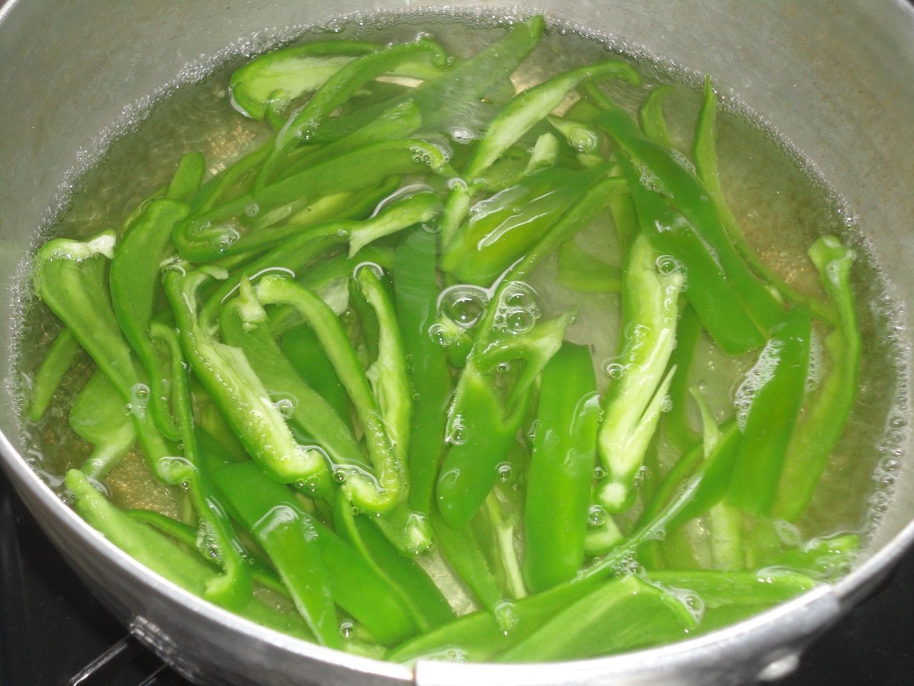 ピーマン味噌汁 うまい オツな味わい でも期待ほどじゃない マサ料理 耽溺 マサ青木の美食とクルマ ピーマン味噌汁 うまい オツな味わい でも期待ほどじゃない マサ料理 耽溺 マサ青木の美食とクルマ