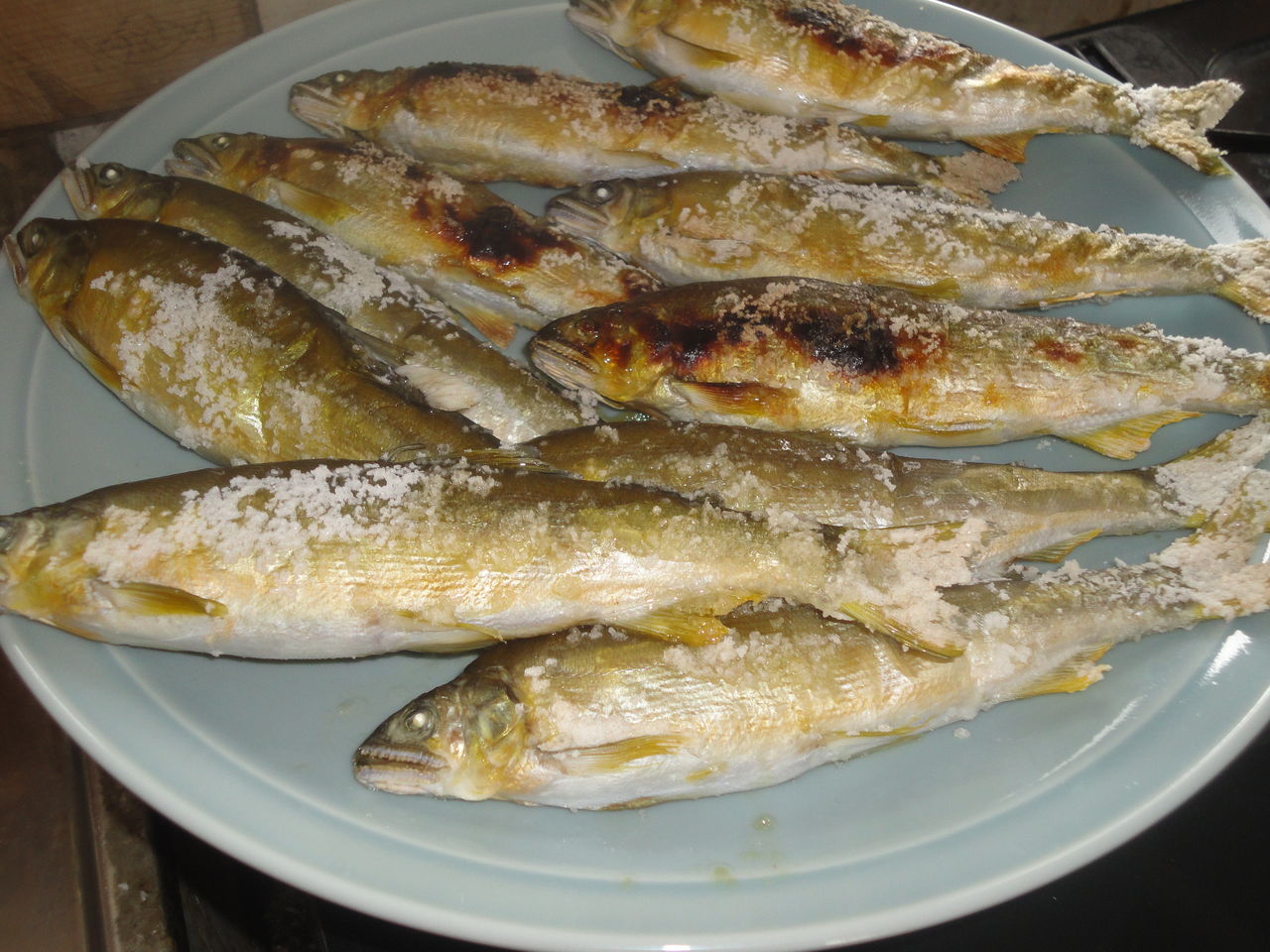 でっかい鮎塩焼き10尾に悦ぶ マサ料理 耽溺 マサ青木の美食とクルマ でっかい鮎塩焼き10尾に悦ぶ マサ料理 耽溺 マサ青木の美食とクルマ