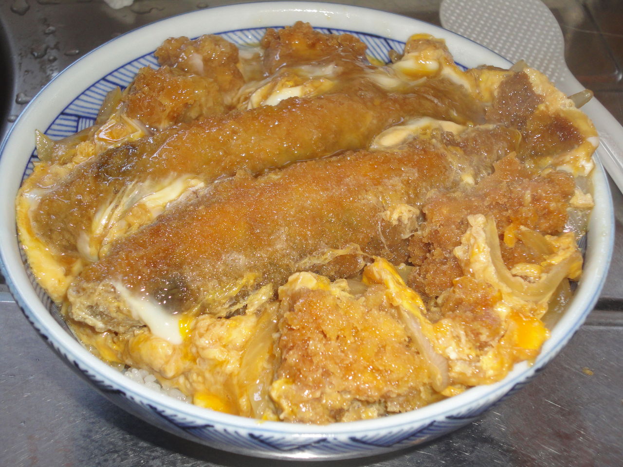 鮎フライ丼 味は良いのにアバラ骨が邪魔だ マサ料理 耽溺 マサ青木の美食とクルマ 鮎フライ丼 味は良いのにアバラ骨が邪魔だ マサ料理 耽溺 マサ青木の美食とクルマ