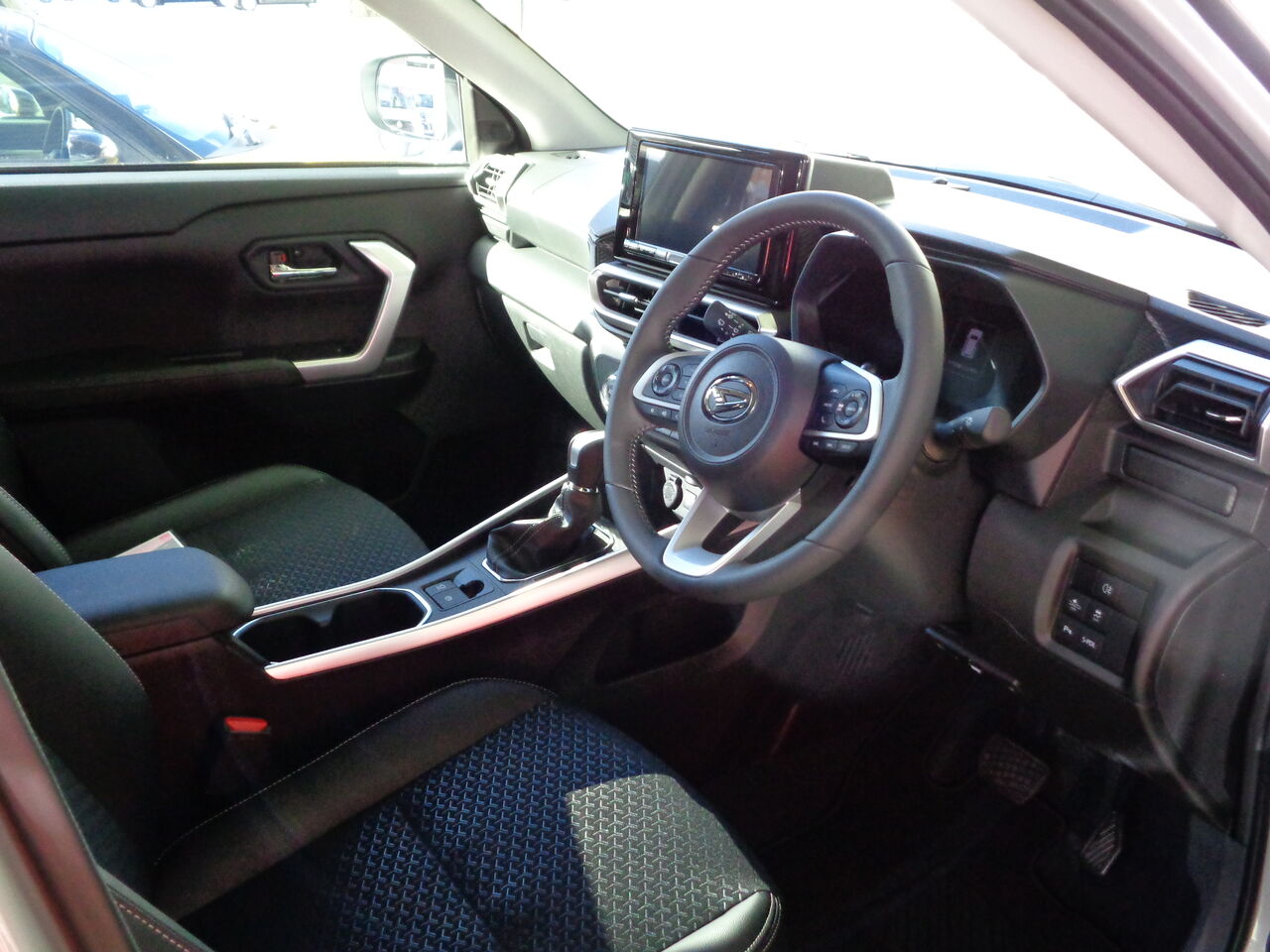 ダイハツロッキー ｅ スマートハイブリッド試乗 速いがオレの運転パターンでは常にエンジン作動でうるさい ２０２１年型 耽溺 マサ青木の美食とクルマ