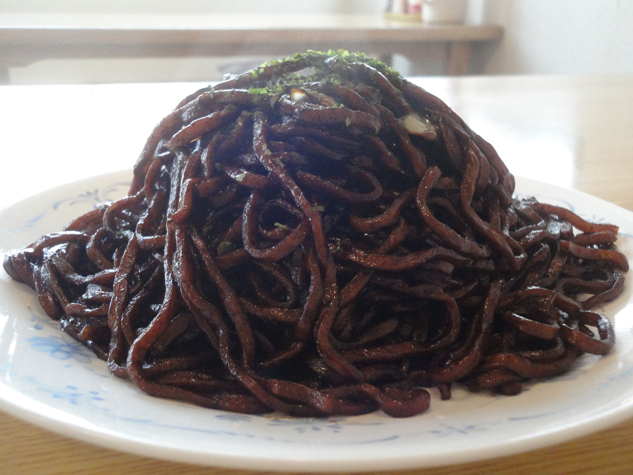 太田焼きそば岩崎屋 極太麺は糸コンニャクみたい ソースしょっぱい 辛い 耽溺 マサ青木の美食とクルマ