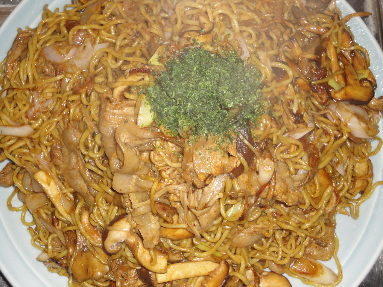 きのこ焼きそばエベレスト盛り うまい 爆量に辟易 マサ料理 耽溺 マサ青木の美食とクルマ きのこ焼きそばエベレスト盛り うまい 爆量に辟易 マサ料理 耽溺 マサ青木の美食とクルマ