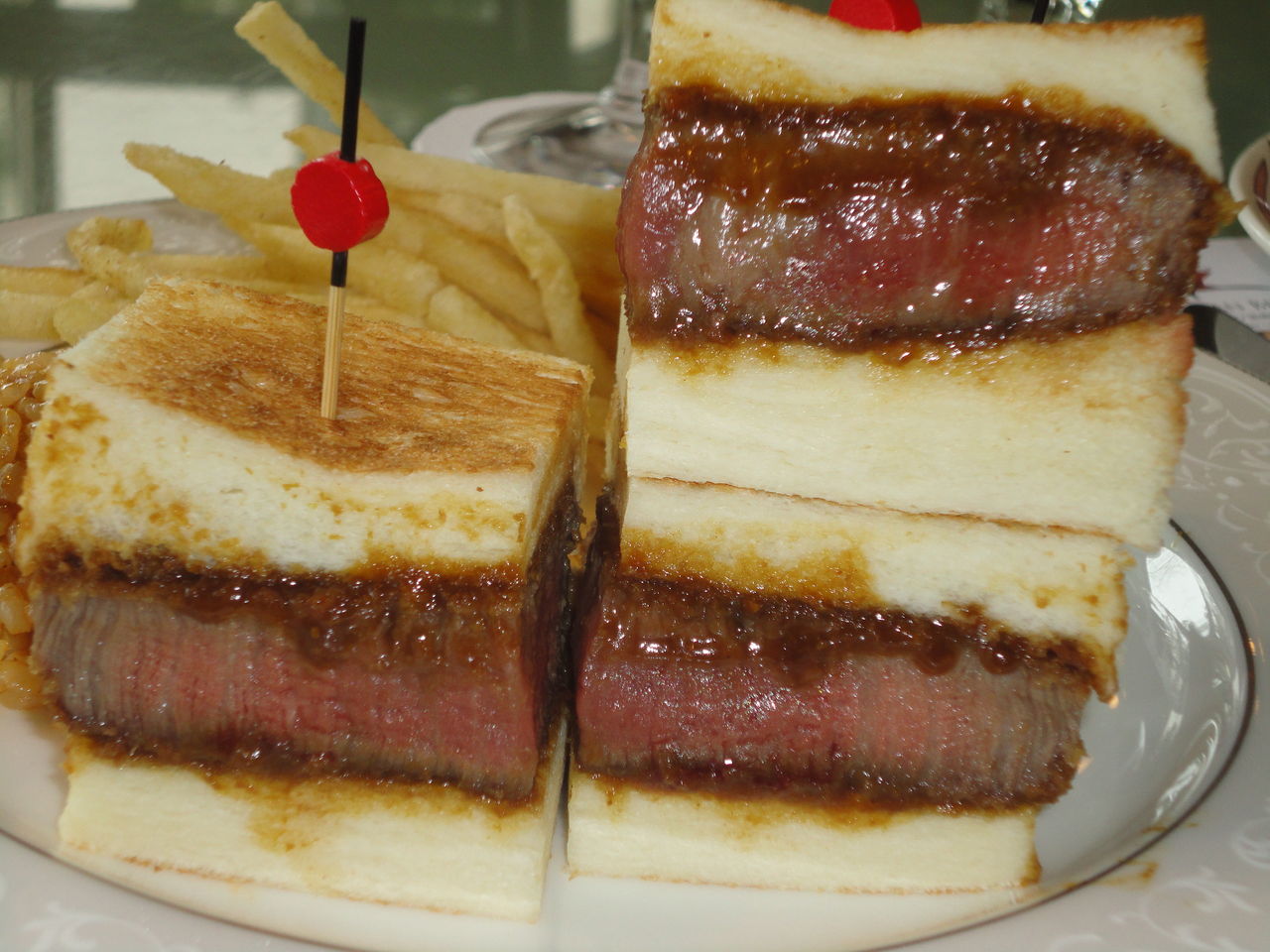 スペシャルカツサンド 肉はうまいがソースに辟易 ｓａｔｓｕｋｉ ニューオータニ大阪 耽溺 マサ青木の美食とクルマ