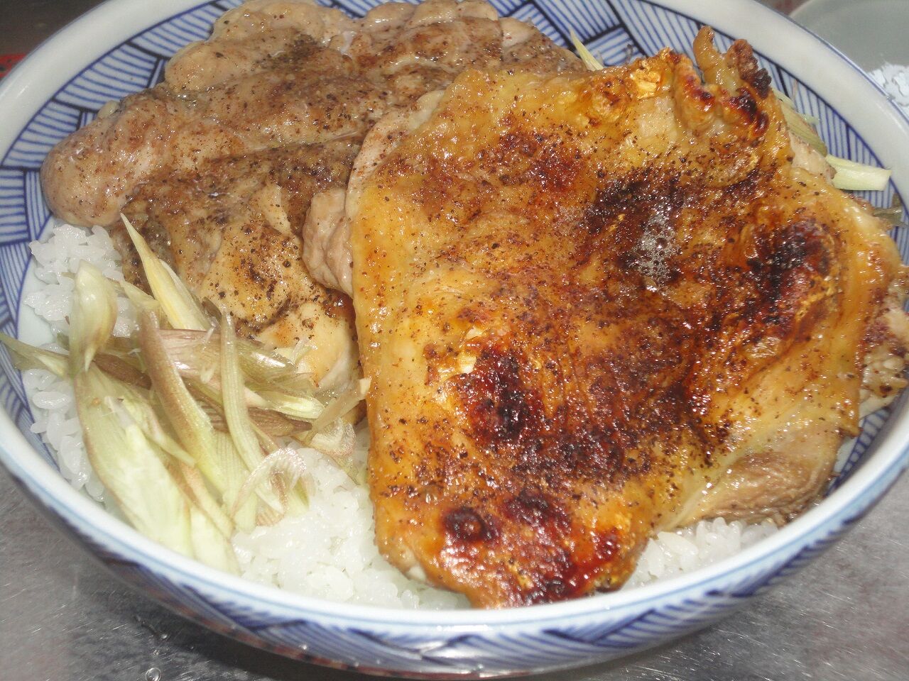 大きいままのグリルドチキン丼ナツメグ味 うまい 難点がふたつ マサ料理 耽溺 マサ青木の美食とクルマ