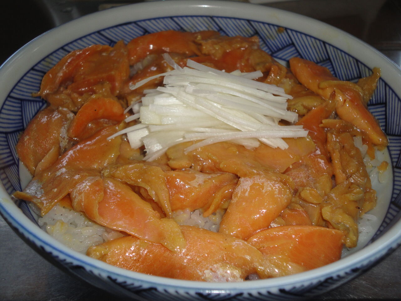 トラウトサーモン丼和芥子醤油味 うまい 辛い わさび醤油よりイケる マサ料理 耽溺 マサ青木の美食とクルマ トラウトサーモン丼和芥子醤油味 うまい 辛い わさび醤油よりイケる マサ料理 耽溺 マサ青木の美食とクルマ