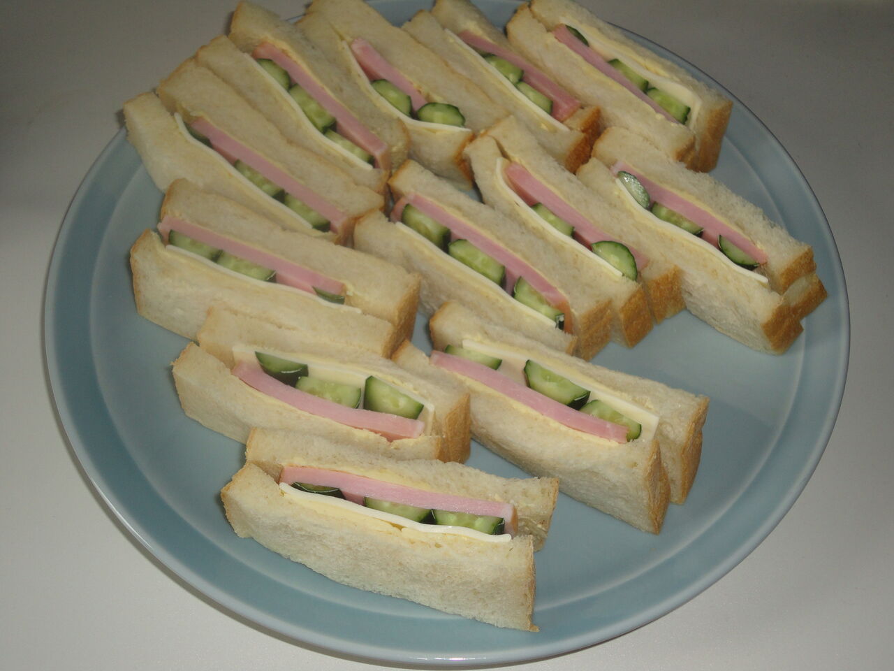 オーソドックスチーズハムサンド イマイチ サークルに遠く及ばない マサ料理 耽溺 マサ青木の美食とクルマ オーソドックスチーズハムサンド イマイチ サークルに遠く及ばない マサ料理 耽溺 マサ青木の美食とクルマ