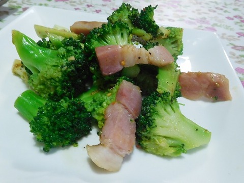 ベーコンとブロッコリーのガーリック炒め