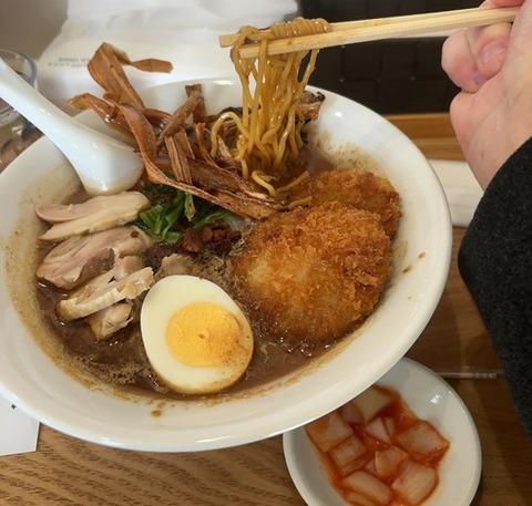 焦がし黒醤油カレーラーメンかつトッピング
