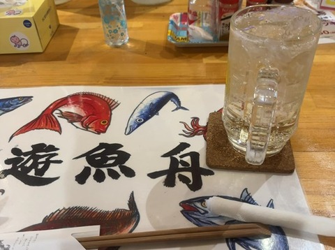 遊漁船でハイボールで乾杯