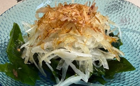 玉ねぎとわかめのサラダ