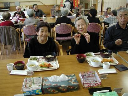 黒豆をいただくデイ利用者3