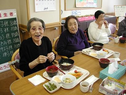 黒豆をいただくデイ利用者3