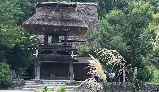 茅葺き屋根の釣り鐘
