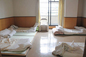 6人を雑魚寝させていた2人室