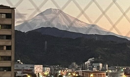 朝日に照らされた富士山