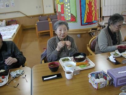 黒豆をいただくデイ利用者8