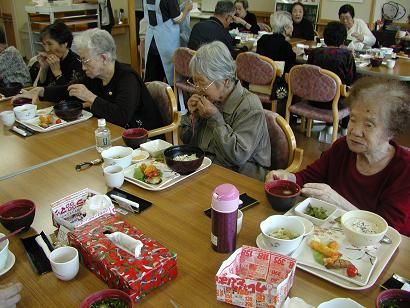 黒豆をいただくデイ利用者7