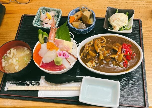海鮮丼と北寄カレーのハーフ&ハーフ