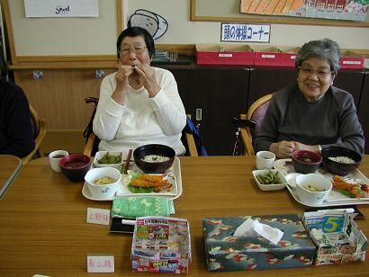 丹波黒豆をいただくデイ利用者1