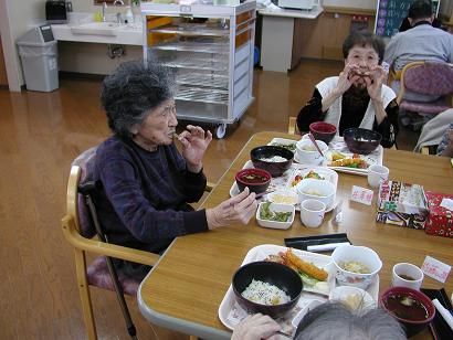 黒豆をいただくデイ利用者5