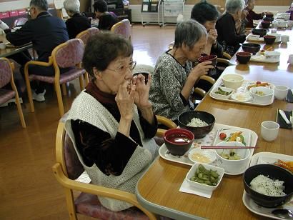 黒豆をいただくデイ利用者6