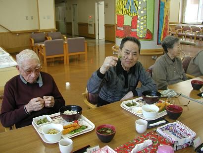 黒豆をいただくデイ利用者2