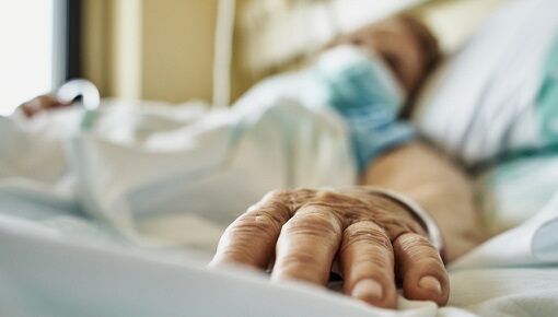 震える老人を廊下に裸で放置