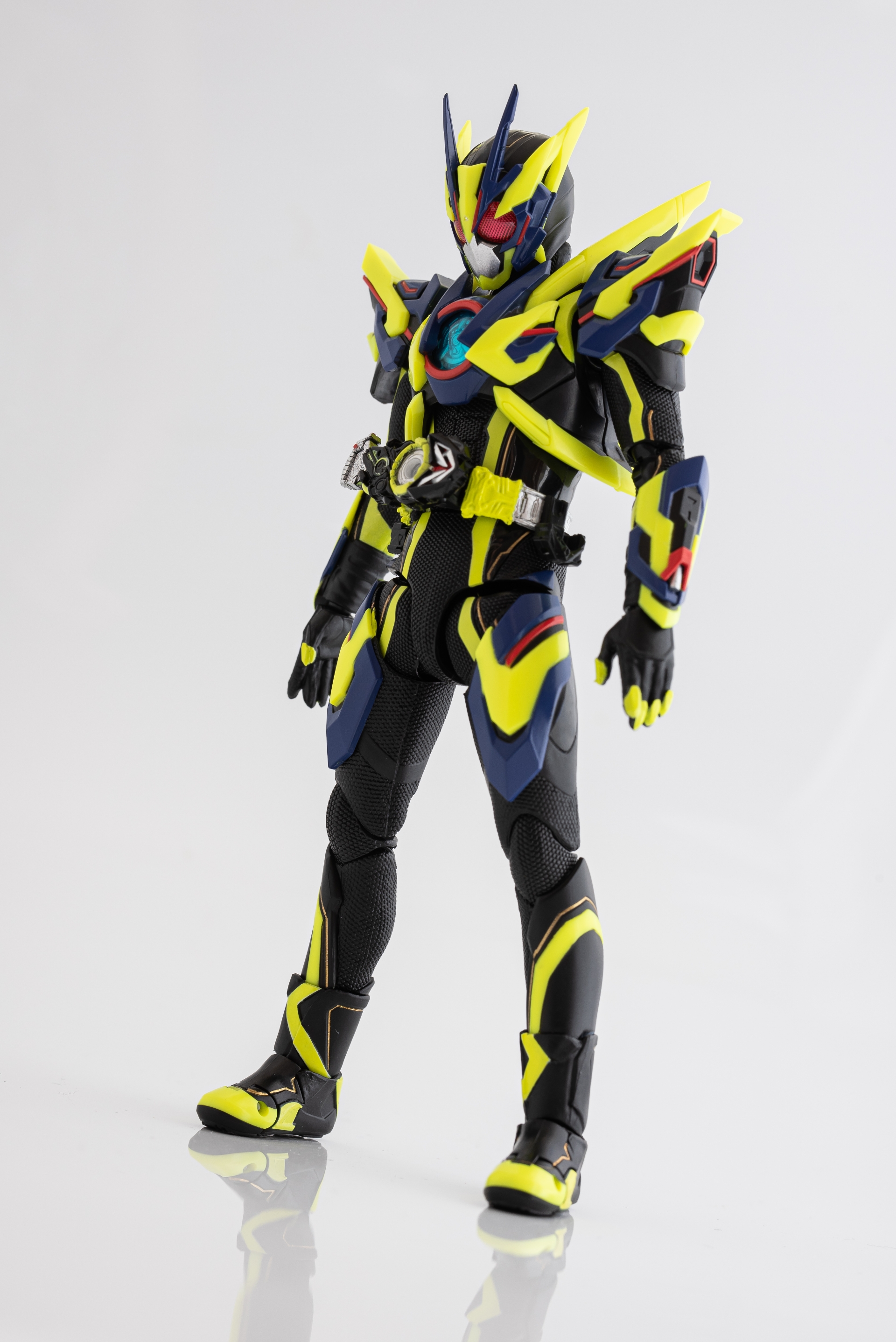 BANDAI - SHFシャイニングアサルトホッパー S.H.Figuarts 仮面ライダーゼロワン シャイニングアサルト