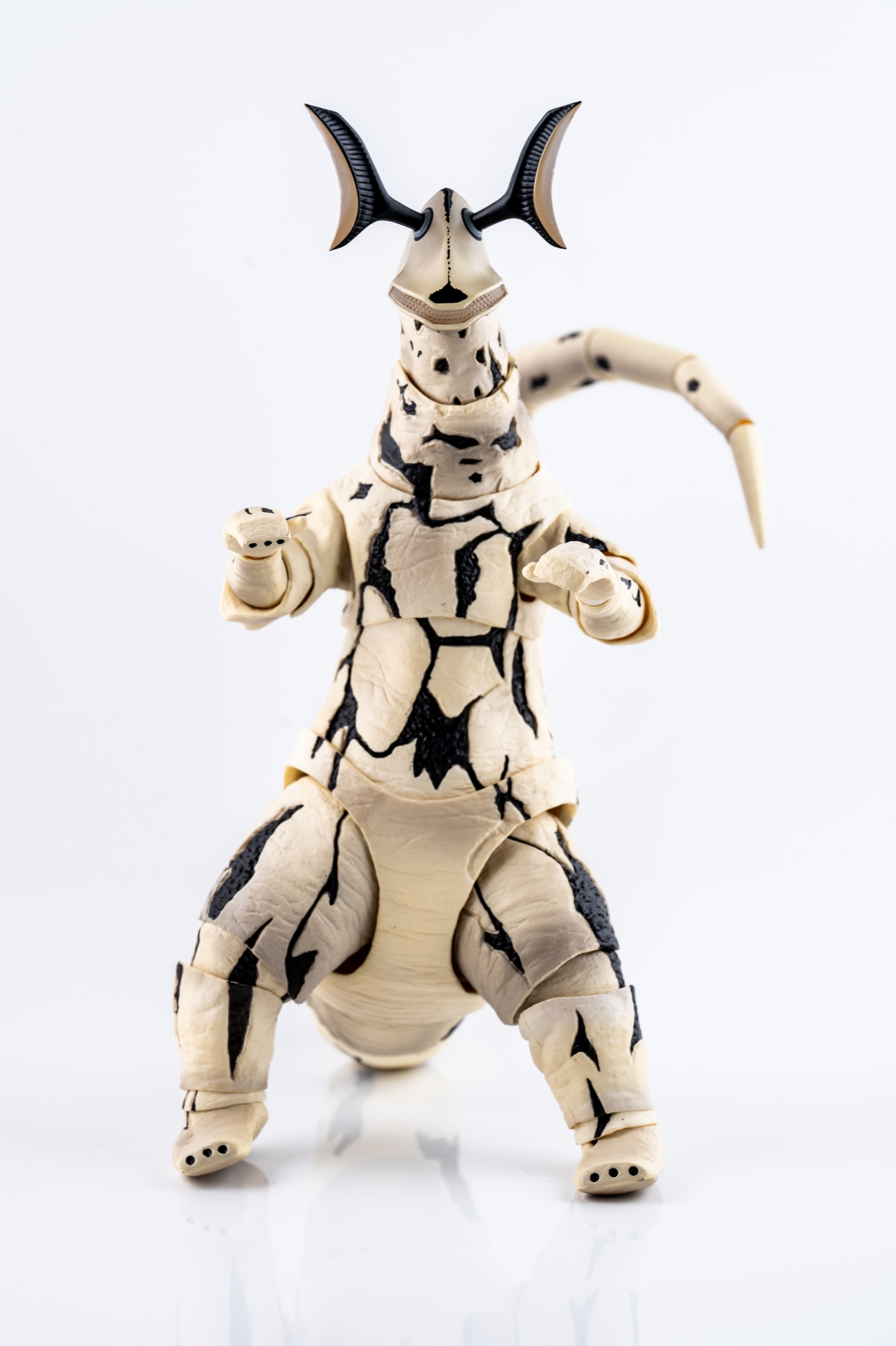 Amazon.com: TAMASHII NATIONS - Ultra Seven - Eleking, Bandai