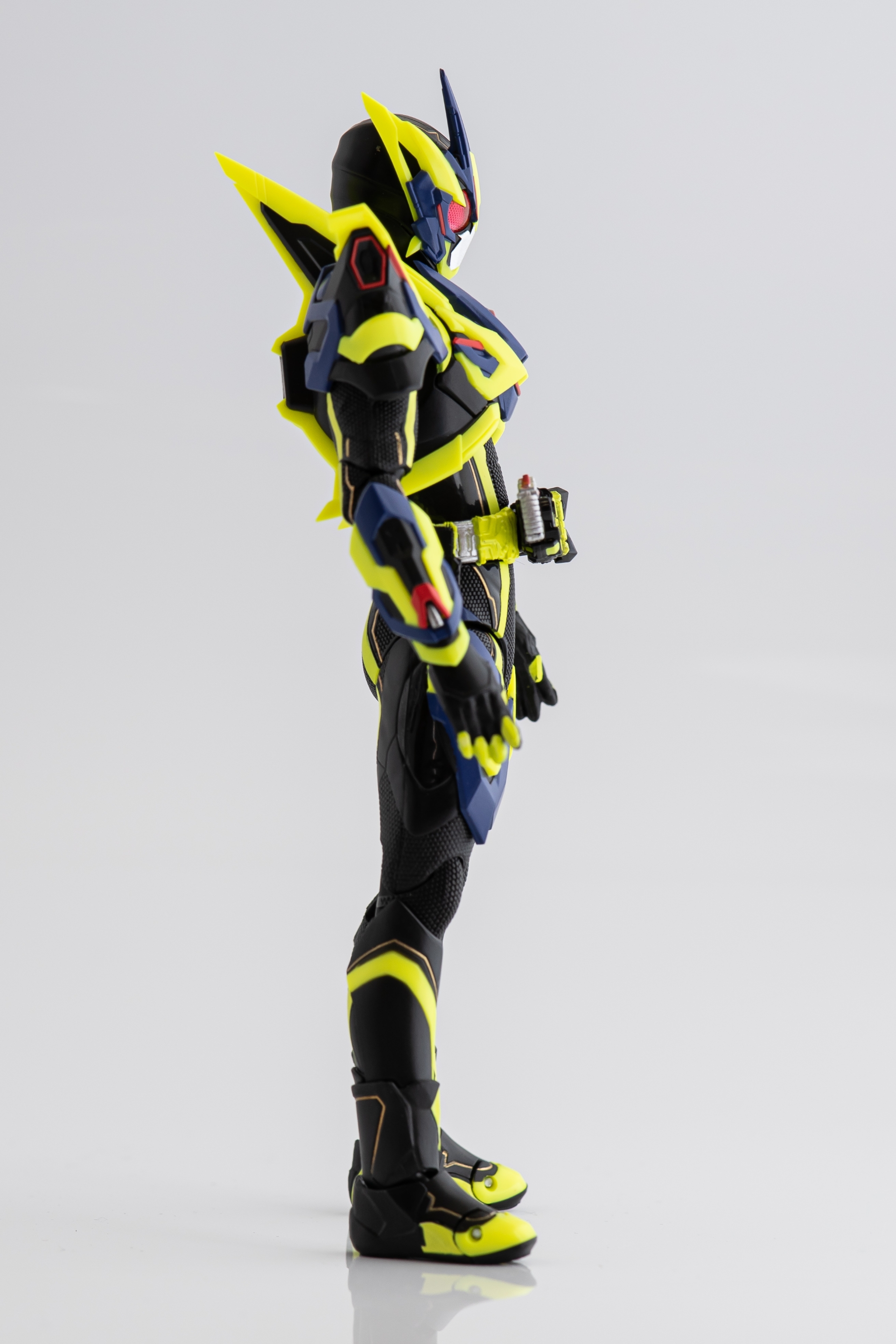 開封品S.H.Figuarts仮面ライダーゼロワン　シャイニングアサルトホッパー Amazon.co.jp: S.H.Figuarts 仮面ライダーゼロワン シャイニング