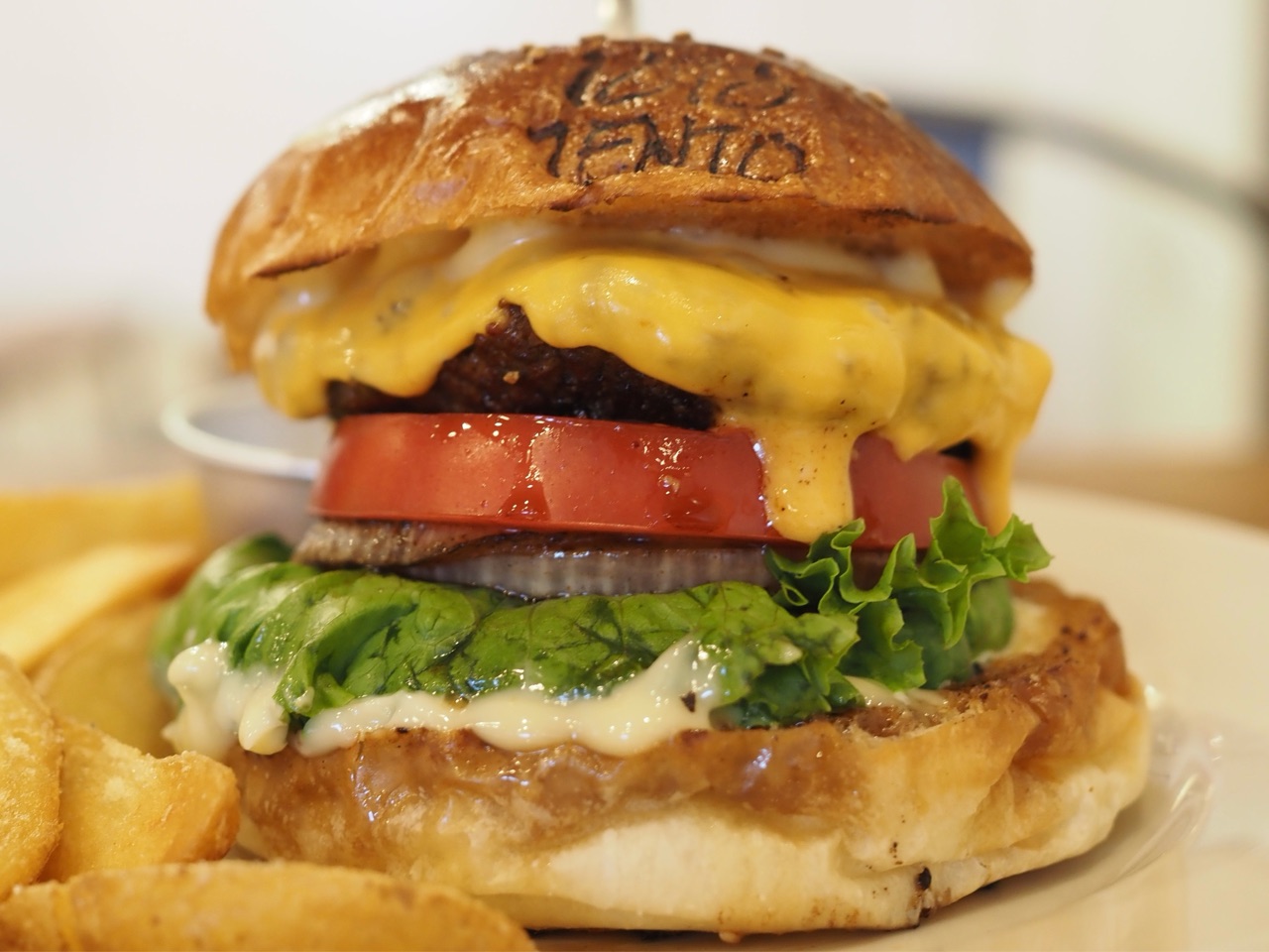 三重県津市｜テント (1010 TEN・TO)の「チェダーチーズバーガー