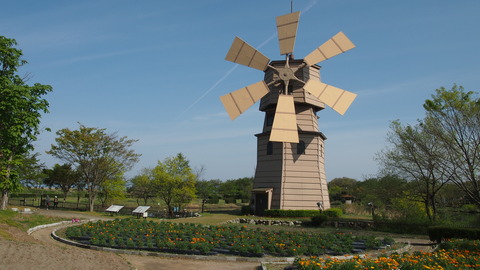 風車と飛行機雲（道の駅しんあさひ風車村）