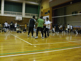 勝利を喜ぶメンバー