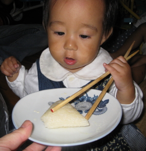 笹団子を必死に箸で食べようとしているチビS