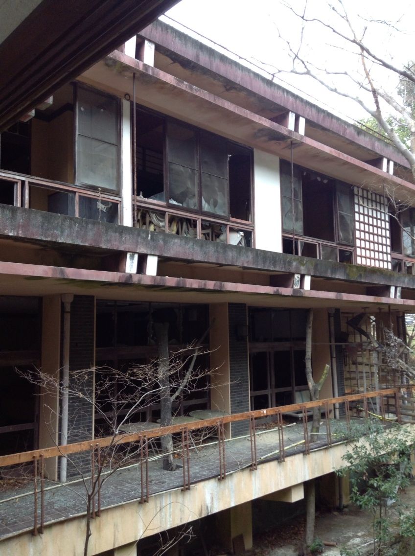 山中渓温泉旅館ホトトギス 廃墟の中のおかると 山中渓温泉旅館ホトトギス 廃墟の中のおかると