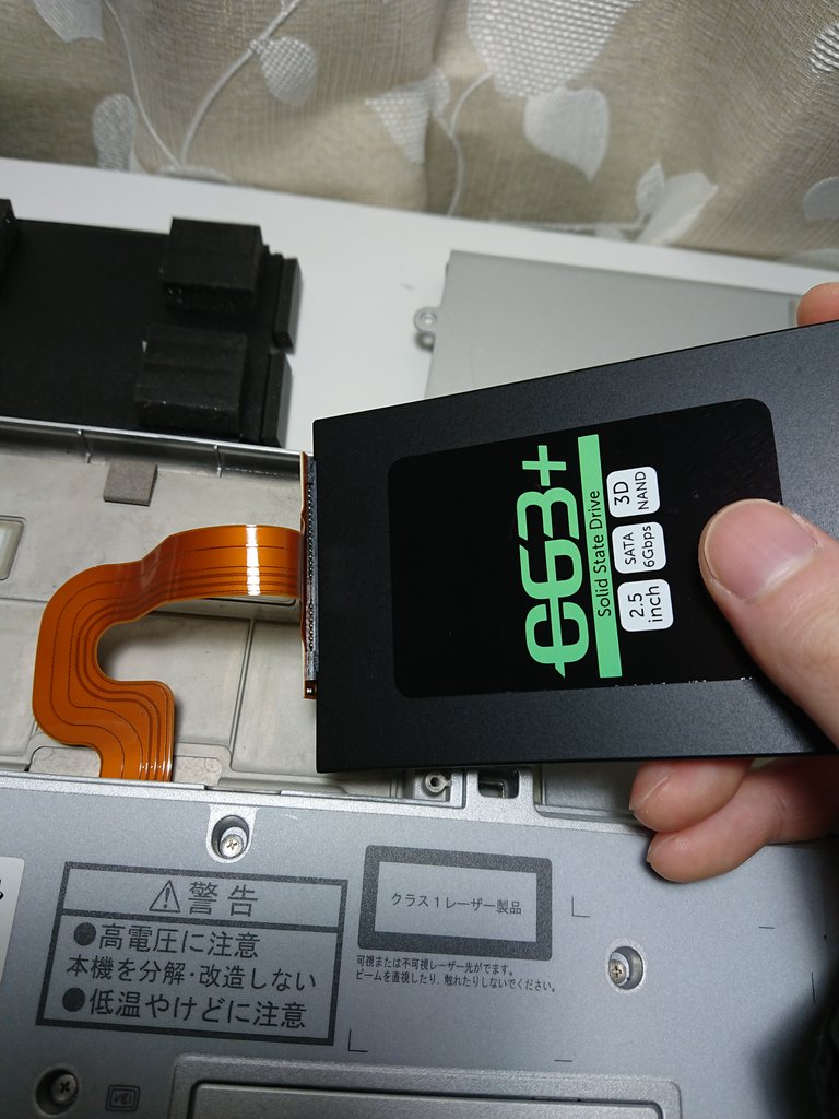 Panasonic Let's Note CF-W8 12インチ HDDをSSDに換装し Windows10