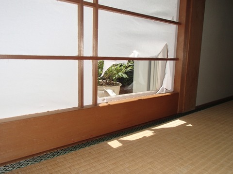 破れた障子