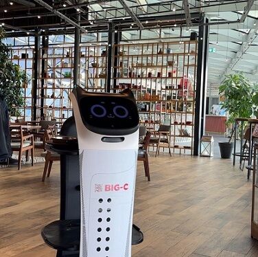 サイゼリヤ、各地の店舗で非ネコ型の配膳ロボットの目撃情報相次ぐ