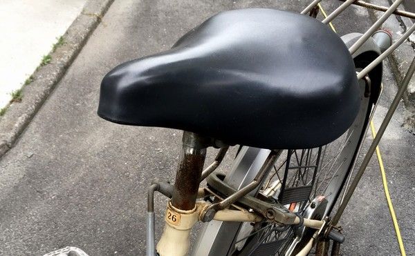 自転車のサドルのナットを締める
