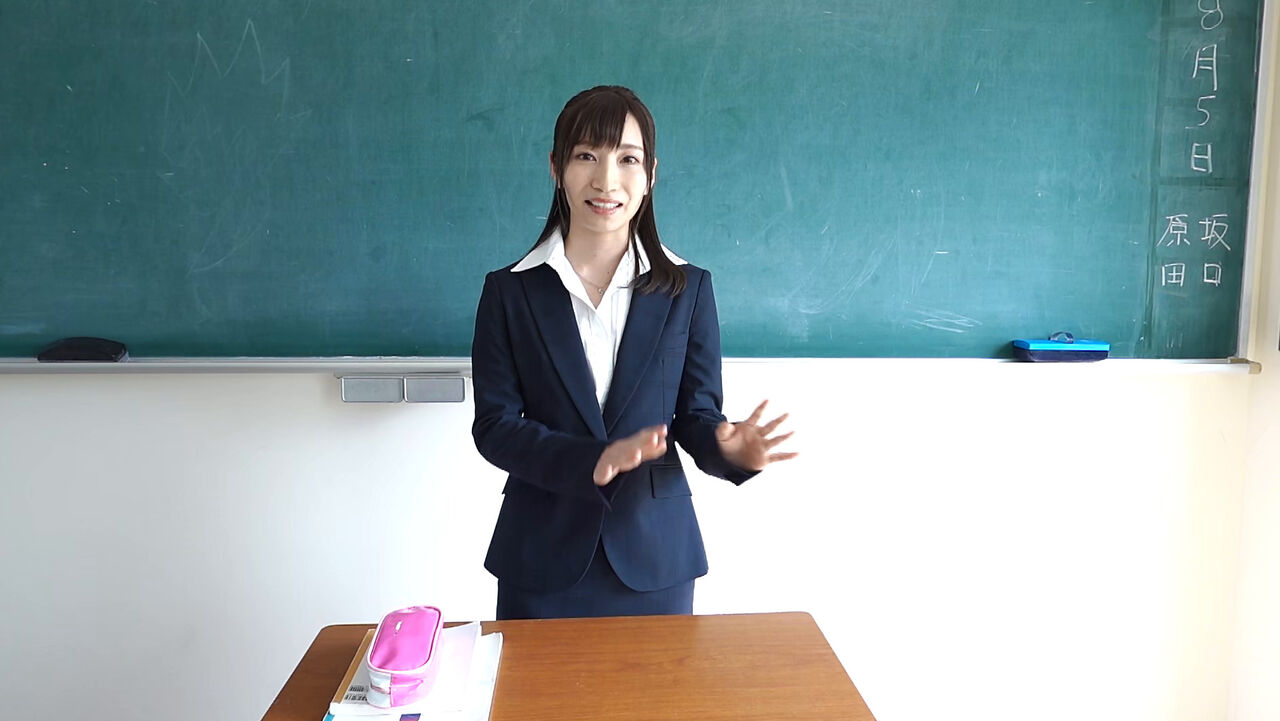 本当に教諭だった彼女がグラビアデビュー ぱつこ