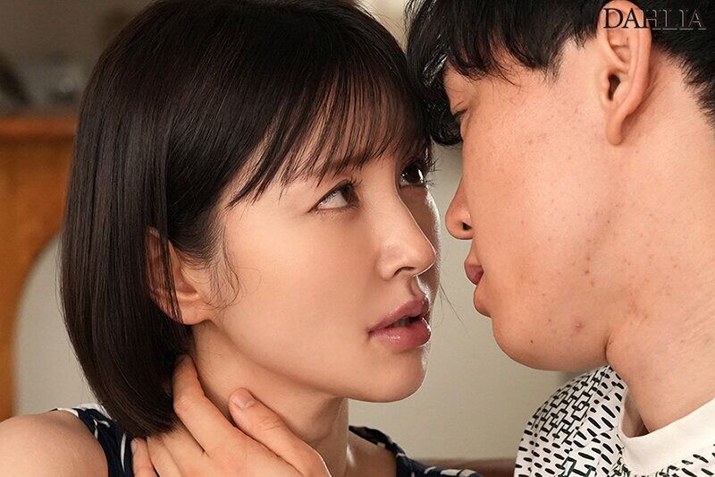角奈保 巨乳 夫の不在中、欲求不満の人妻が唾液を絡ませ自ら腰を振る。接吻中出し不倫
