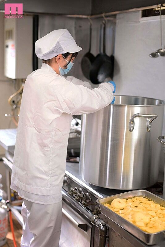 碓氷なつめ 潮吹き 月～金まで毎日子どもの健康を支える地味な給食調理士がチ◯ポハメられ即イキ！お漏らしアクメしちゃいまし