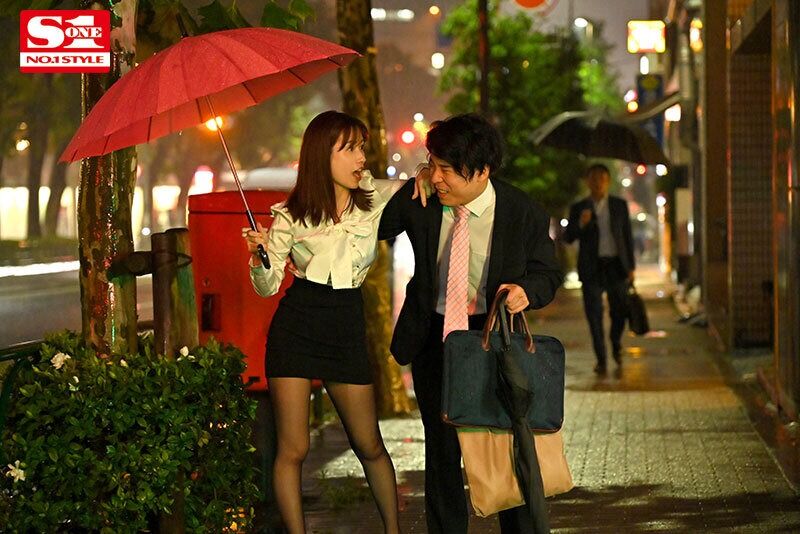 奥田咲 キス・接吻 「普段は真面目なのに…」 酔うとキス魔、ハメると失禁、泥◯ビショ濡れビッチになっちゃう人妻上司と体液