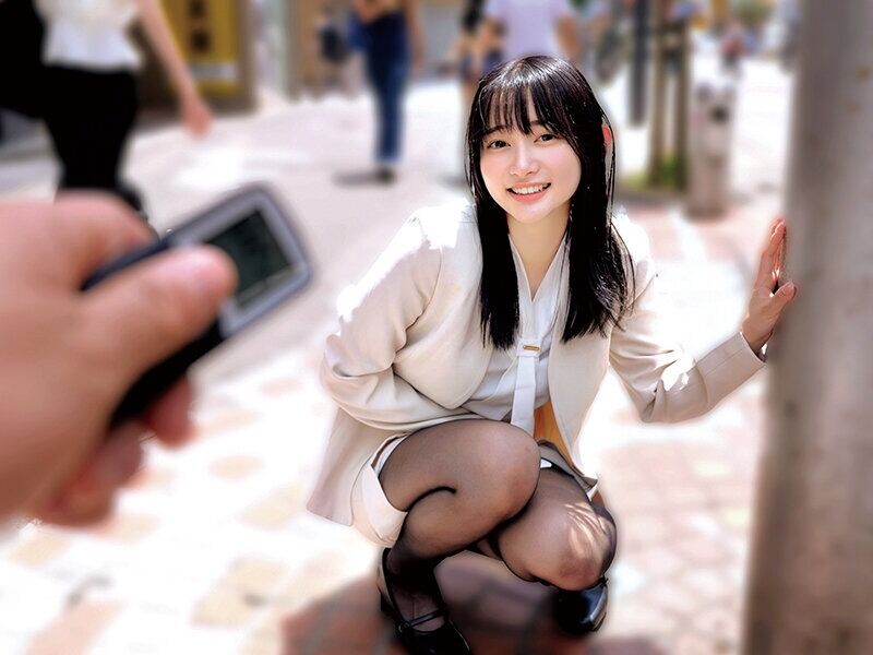 ビジネススーツ 素人美少女とリモコンバイブお散歩10-黒パンストOL編-「もう我慢できません…//」人ごみの中、黒パンス