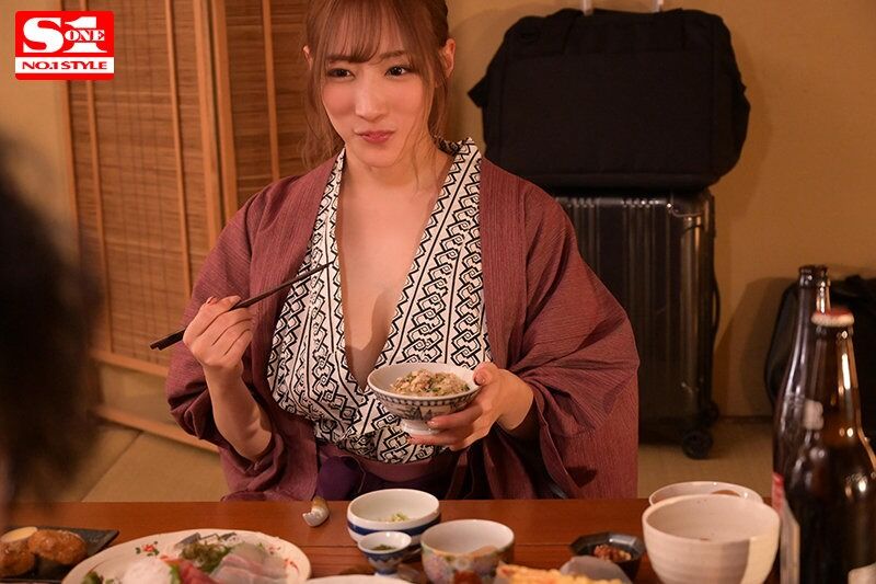 小宵こなん 温泉 世話焼き女上司とまさかの出張先旅館で相部屋に… 朝までチ◯ポの世話までしてくれる献身的10発射精性交
