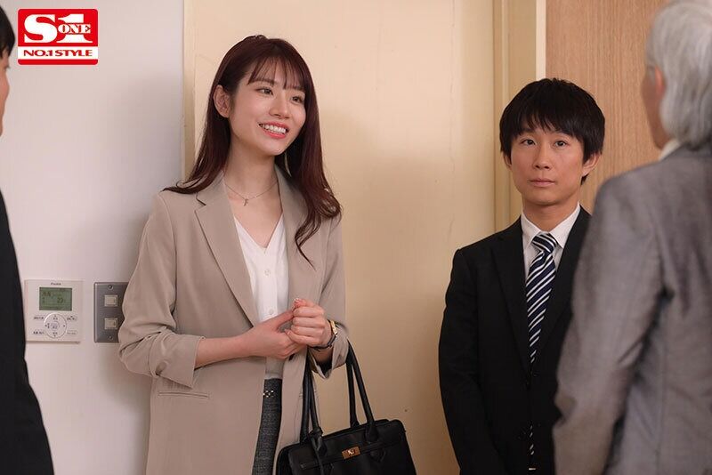 河北彩花 スレンダー 夜、ホテル、女上司と二人きり。相部屋逆NTR