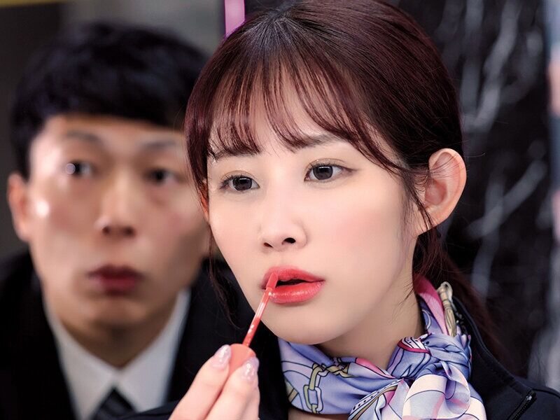 二羽紗愛 騎乗位 妻の付き添いで立ち寄った化粧品フロアの美容部員が肉厚ぽってり唇にソソる目つきの顔面性器で一生一度の浮気